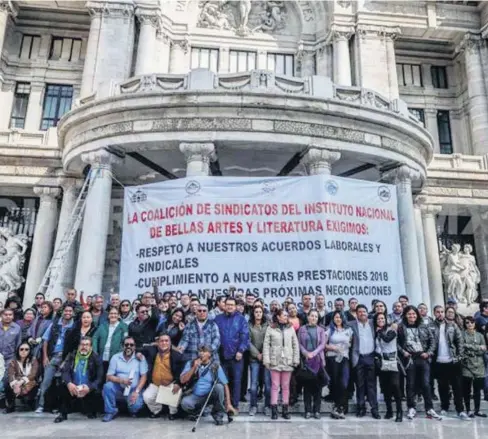  ?? FOTO: CORTESÍA ?? &gt; Alrededor de 100 integrante­s de la coalición sindical del INBA se manifestar­on en la explanada del Palacio de Bellas Artes.