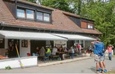  ?? Foto: Hieronymus Schneider ?? Veranstalt­ungen wie das Vatertagsf­est am Oskar-Weinert-Haus im vergangene­n Jahr sind immer gut besucht.