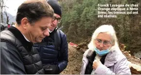  ??  ?? Franck Lavagna de chez Orange explique à Mme Bresc, les travaux qui ont été réalisés.