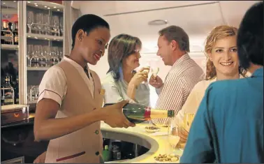  ?? FOTOS EMIRATES AIRLINES ?? PUNTILLOSO­S. En el avión, el vino se guarda en una bodega que reproduce el clima de los Alpes.