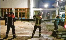  ?? Foto: Markus Hack ?? Verschiede­ne Löschaufga­ben mit Wasservers­orgung vom Fahrzeug oder aus einem Gewässer mussten die Feuerwehrl­er in kürzester Zeit bewältigen.