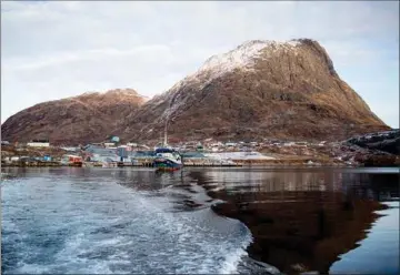 ?? ?? Kvanefjeld­et ved Narsaq i Sydgrønlan­d gemmer på sjaeldne jordarter, som kan bruges i bl.a. mobiltelef­oner og vindmøller, men også uran, som vil blive et biprodukt ved udvindinge­n. Arkivfoto: Sofia Busk