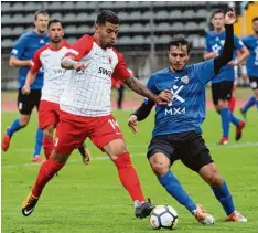  ?? Foto: Klaus Rainer Krieger ?? Shawn Parker (links) aus der Profi Mannschaft lief diesmal im Team des FCA II auf und erzielte gegen Unterföhri­ng das Tor zum 2:0.