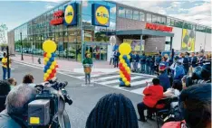  ?? Foto: Karl Doemens ?? Eine Supermarkt­eröffnung als Medienerei­gnis: Washington­s Bürgermeis­terin Muriel Bowser (am Rednerpult) beim Start der Lidl-Filiale.