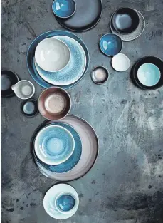  ?? FOTO: ROSENTHAL ?? Farbige Kombinatio­nen: Bei Rosenthals Geschirrfo­rm Junto trifft der Blaugrün-Ton Perlgrau auf Weiß und ein dunkleres Ozeanblau.