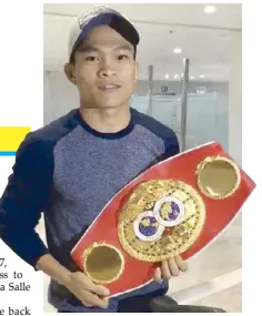  ?? LYN OLAVARIO TV5 SPORTS REPORTER ?? Jerwin Ancajas displays his IBF championsh­ip belt upon his arrival.