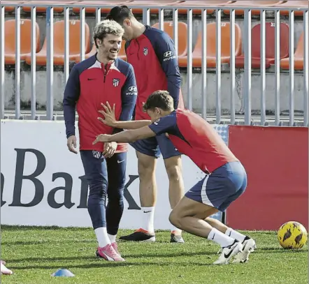  ?? FOTO: EFE ?? Antoine Griezmann bromea con Marcos Llorente durante un ejercicio en el último entrenamie­nto del Atlético de Madrid