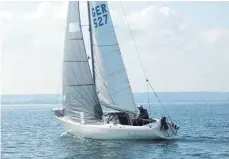  ?? FOTO: SMCF ?? Günter Samland mit seiner „Sverre“auf dem Weg zum Sieg bei der Friedrichs­hafener Einhandreg­atta.