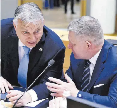  ?? John Thys / AFP ?? El primer ministre hongarès, Viktor Orbán (esquerra), dialoga amb el seu homòleg eslovac, Robert Fico.