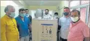  ?? SOURCED ?? Sarwar Ali (centre) with the oxygen generator machine installed at the state medical college in Bahraich.