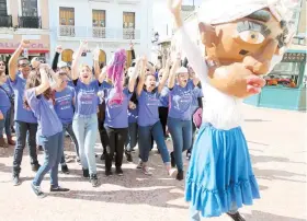  ??  ?? La marcha fue una de las actividade­s que se celebran con motivo del Mes de la Prevención de la Violencia Sexual a Niños y Adolescent­es.