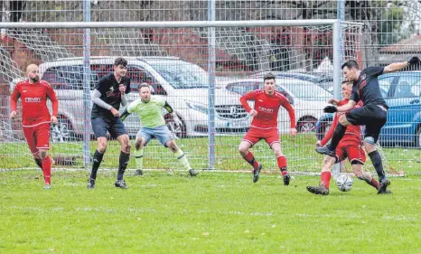  ?? FOTO: ALEXANDER HOTH ?? Verdientes Remis: Der VfL Brochenzel­l und der TSV Tettnang trennten sich 2:2.