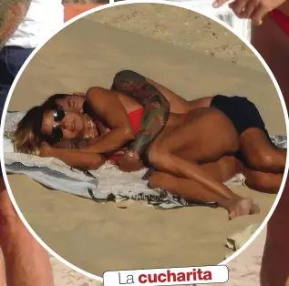  ??  ?? La cucharita Además de hacerse un sinfín de fotos y arrumacos en la playa, la pareja se echó la siesta. ¡Qué monos, haciendo la cucharita…!