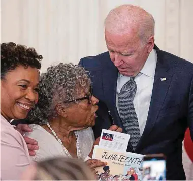  ?? Foto: AFP ?? Im Beisein von Aktivistin Opal Lee (Zweite von links), die als „Großmutter des Juneteenth“gilt, unterzeich­nete Präsident Joe Biden das Gesetz zur Schaffung des Feiertags.