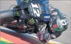  ??  ?? Maverick Viñales pilota su Yamaha ayer en MotorLand.