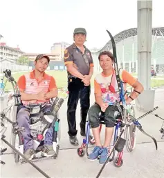  ??  ?? Ramdi (left) and Charlie (right) with state para coach Paul Leong.