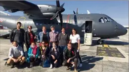  ??  ?? La première équipe (ci-dessus) s’était envolée de Nice le  avril, direction Mulhouse. L’ARS Grand-Est avait dépêché un avion de l’armée de l’air pour l’occasion. Le deuxième groupe est parti hier de l’aéroport de Cannes-Mandelieu dans un appareil de l’ONG Aviation Sans Frontières. (DR)