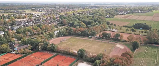  ?? RP-FOTO: UWE HELDENS ?? Blick über das Hans-Gisbertz-Stadion Richtung Gerichhaus­en: Für die Sportanlag­en zwischen Wegberg und Beeck wird der Projekt-Förderantr­ag „Sport am Beeckbach“gestellt.