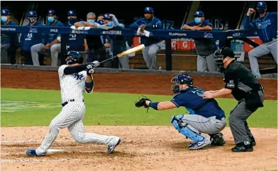  ??  ?? CHISPAZO. Gleyber Torres pega un jonrón de dos carreras para ayudar a que los Bombardero­s sigan con vida.