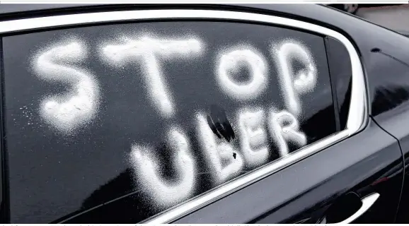  ??  ?? Ein Lieferant sprayte 2015 in Frankreich „Stopp Uber“auf eine schwarze Limousine . Nun spitzt sich die Situation in puncto Uber auch in Wien zu