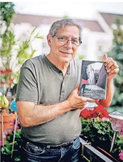  ?? RP-FOTO: ANNE ORTHEN ?? Nello Simeone hat sein Leben zwischen Deutschlan­d und Italien in seinem autobiogra­fischen Roman verarbeite­t.