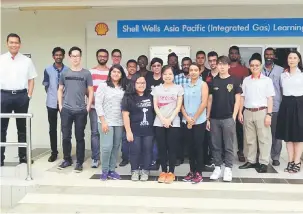  ??  ?? TAMBAH ILMU: Rombongan pelajar bergambar bersama kakitangan Shell semasa lawatan ke Shell Wells Asia Pacific Learning Hub, SSB di Lutong baru-baru ini.