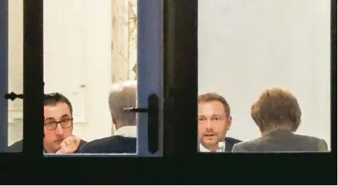  ?? Foto: Kay Nietfeld, dpa ?? 15 Stunden langes Ringen ohne Durchbruch: die Parteichef­s Cem Özdemir, Horst Seehofer, Christian Lindner, Angela Merkel in der Nacht auf gestern.