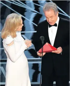  ??  ?? QUITE A SPECTACLE Faye Dunaway and Warren Beatty’s Oscars mix-up