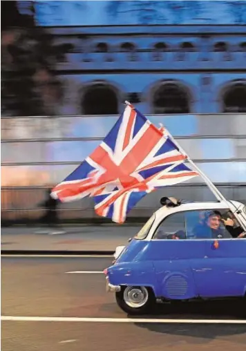  ?? // AFP ?? Partidario­s del Brexit en un BMW Isetta en Londres