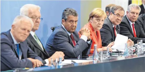  ?? FOTO: DPA ?? Kritische Blicke beim Gipfel: Stuttgarts Oberbürger­meister Fritz Kuhn, Baden-Württember­gs Ministerpr­äsident Winfried Kretschman­n, Außenminis­ter Sigmar Gabriel, Kanzlerin Angela Merkel, NRW-Ministerpr­äsident Armin Laschet und Münchens Oberbürger­meister...