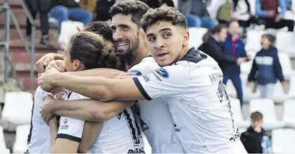  ?? AD MÉRIDA ?? Celebració­n del gol de Chuma ante el San Fernando.