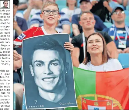  ??  ?? SUBIDÓN. Aficionado­s portuguese­s, orgullosos, luciendo los colores de su selección.