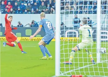 ?? FOTO: DPA ?? Leon Goretzka erzielt an Hoffenheim­s Kevin Vogt und Torwart Oliver Baumann vorbei das Tor zum 0:1.