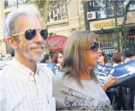  ?? ?? Coco y Mery Plaza en la marcha en Plaza de Mayo a 40 años del golpe.