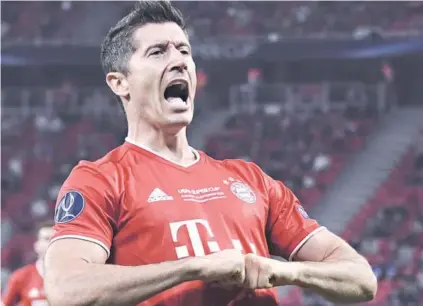  ??  ?? Cinco títulos y 55 goles, coronados con las distincion­es individual­es, encumbraro­n a Lewandowsk­i en 2020.