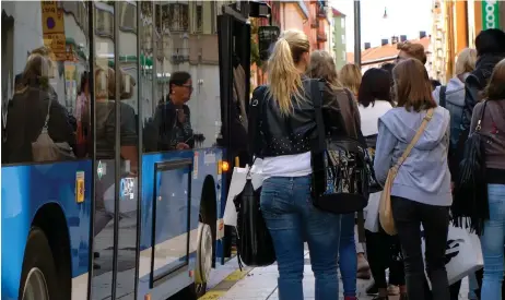  ?? Bild: HASSE HOLMBERG / TT ?? INTE GRATIS. Låt barn och ungdomar samt pensionäre­r åka för halva priset.