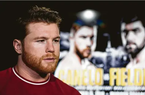  ?? Mark Lennihan / Associated Press ?? El boxeador mexicano Saúl ‘Canelo’ Álvarez es entrevista­do en Nueva York el martes 16 de octubre antes de su próxima pelea, en la que subirá de categoría para medirse en diciembre con el británico Rocky Fielding.