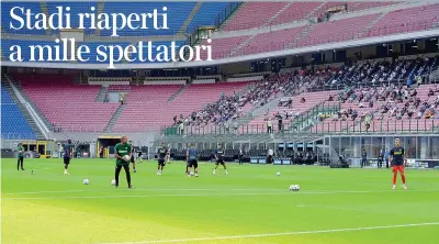  ??  ?? L’amichevole di ieri tra Inter e Pisa (7-0) giocata allo stadio Meazza di Milano con mille spettatori in tribuna, provvisti di mascherina