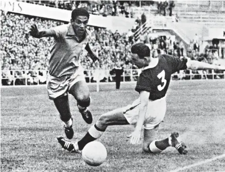  ??  ?? Garrincha ultrapassa Mel Hopkins, do País de Gales, nos quartos-de-final do Mundial de 1958. O Brasil ganharia com golo de Pelé