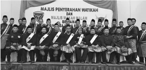  ??  ?? Bersatu members who received their appointmen­t certificat­es (back row) together with Bersatu Miri leaders. Seated from fourth left are Japar and Rosmulyadi.