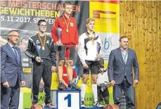  ?? FOTO: VEREIN ?? Nico Wonisch (M.) gewinnt in Speyer den deutschen Meistertit­el der Junioren bis 62 Kilogramm, Zweiter wird sein Hauptkonku­rrent Fritz Heyer (links, neben Wonisch).