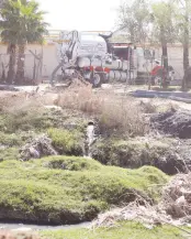  ?? ?? l Trabajador­es de Agua de Hermosillo trabajan con maquinaria en el canal de la calle Perimetral Norte, en La Cholla.
