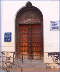  ??  ?? One of the island’s famous wooden doors.