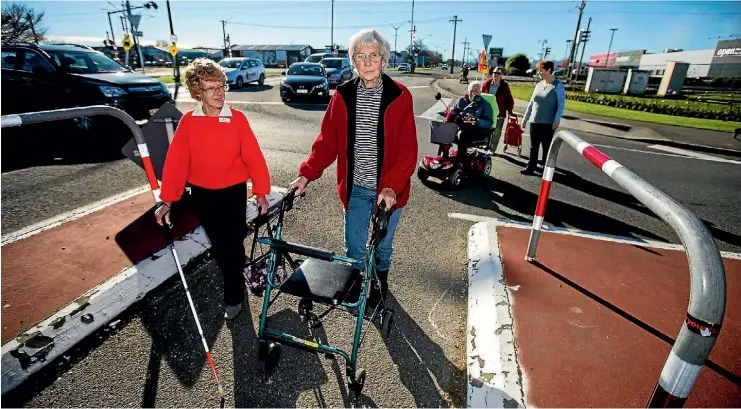  ?? PHOTO: DAVID UNWIN/FAIRFAX NZ ?? Joy Carter and Doreen Broadbent lead a group of elderly residents across the Kimbolton Rd and Aorangi St intersecti­ons.