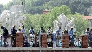  ??  ?? Emergenze A sinistra, ambulanti abusivi nei pressi di Castel Sant’Angelo. Uno dei luoghi dove la presenza di venditori di griffe false è più frequente. A destra, rifiuti in strada vicino Porta Angelica. Una delle denunce degli abitanti del rione Borgo