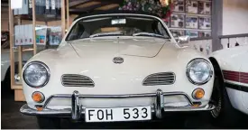  ??  ?? KLASSIKER. Den vita Karmann Ghia cabriolete­n av årsmodell 1966 ägs av Bengt Holmgrens döttrar.