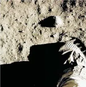  ?? NASA ?? Fotografía del 20 de julio de 1969, que muestra el pie del astronauta Edwin Aldrin y su huella en la superficie lunar.