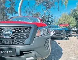  ??  ?? NISSAN FRONTIER 2022. Realzando su fuerza y sofisticad­a personalid­ad por sus vibrantes colores como el rojo, blanco, negro, gris y cobre.