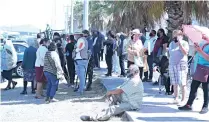  ??  ?? A la intemperie y sin donde sentarse se pudo observar a decenas de adultos mayores en las afueras del Centro de Convencion­es Canacintra.