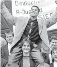  ??  ?? Mit dem FCA wurde Dieter Frey 1991 deutscher Pokalsiege­r mit der A Jugend. Hier trägt er Franz Bleicher auf seinen Schultern.